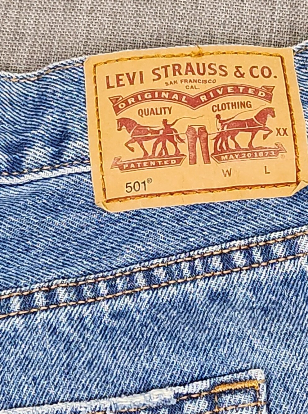Levis 501 Button Fly Medium Wash Distressed Style 100% Cotton Denim Jean Short - Picture 4 of 9